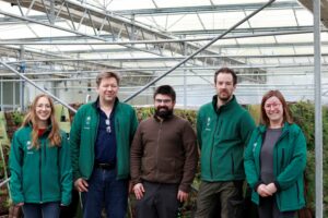 Tous les membres de l'équipe pris en photo dans la serre