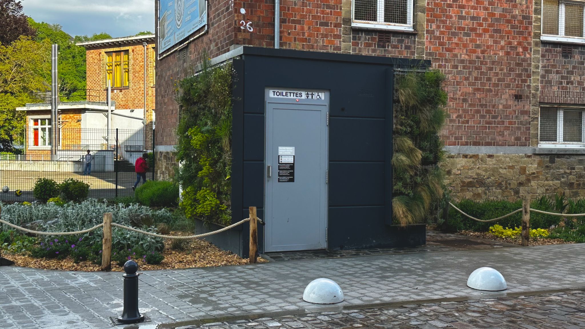 Mur végétal sur … une toilette publique à Andenne